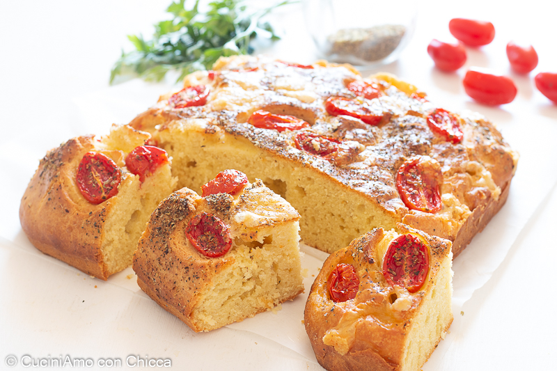 Torta morbida con pomodorini e formaggio