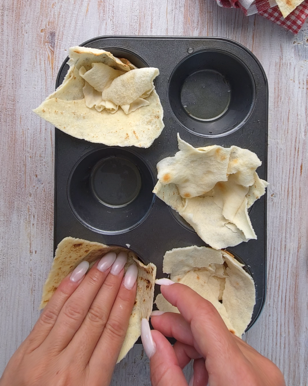disponete il pane negli stampini per muffin