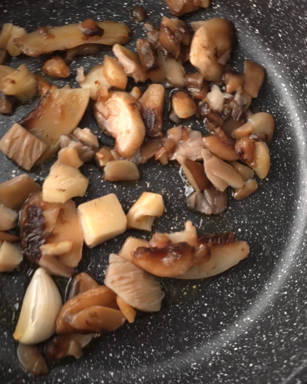 funghi in padella con olio e aglio