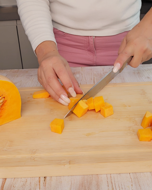 Tagliate la zucca a cubetti