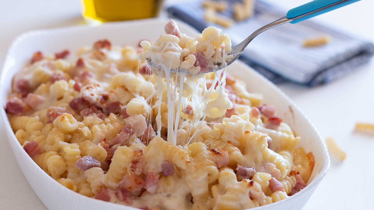 Pasta gratinata con pancetta e mozzarella