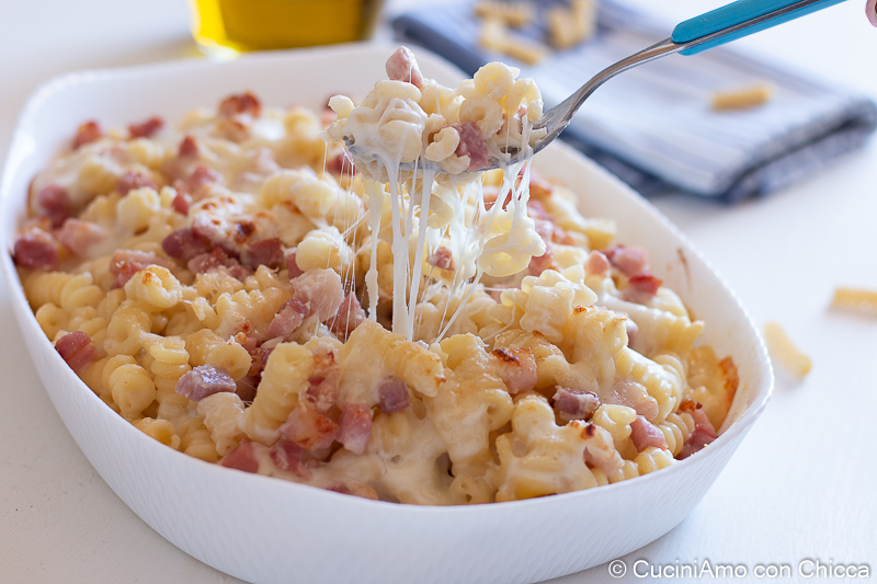 Pasta gratinata con pancetta e mozzarella