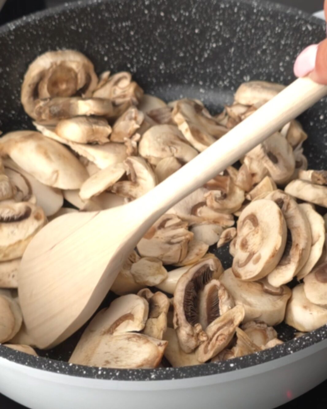 cuocete in funghi in pentola con olio e aglio