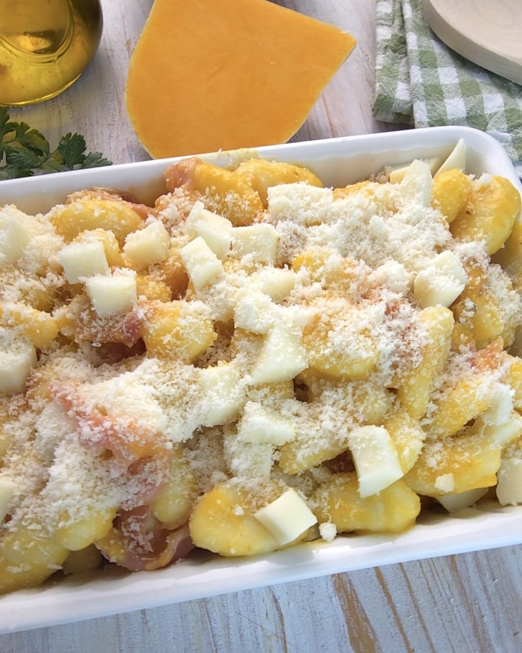 aggiungete la scamorza e il parmigiano