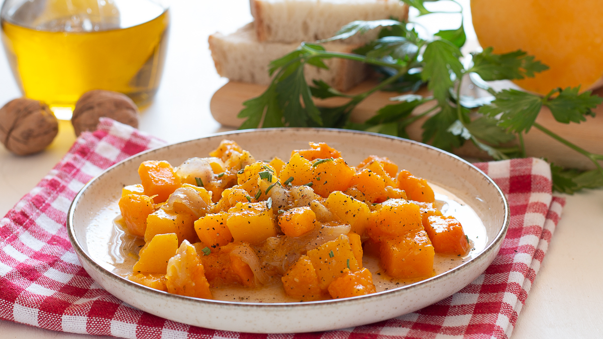 Zucca in padella con cipolla e rosmarino