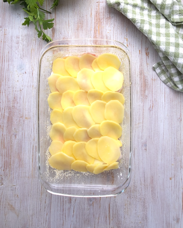 disponete le patate tagliate sottilissime