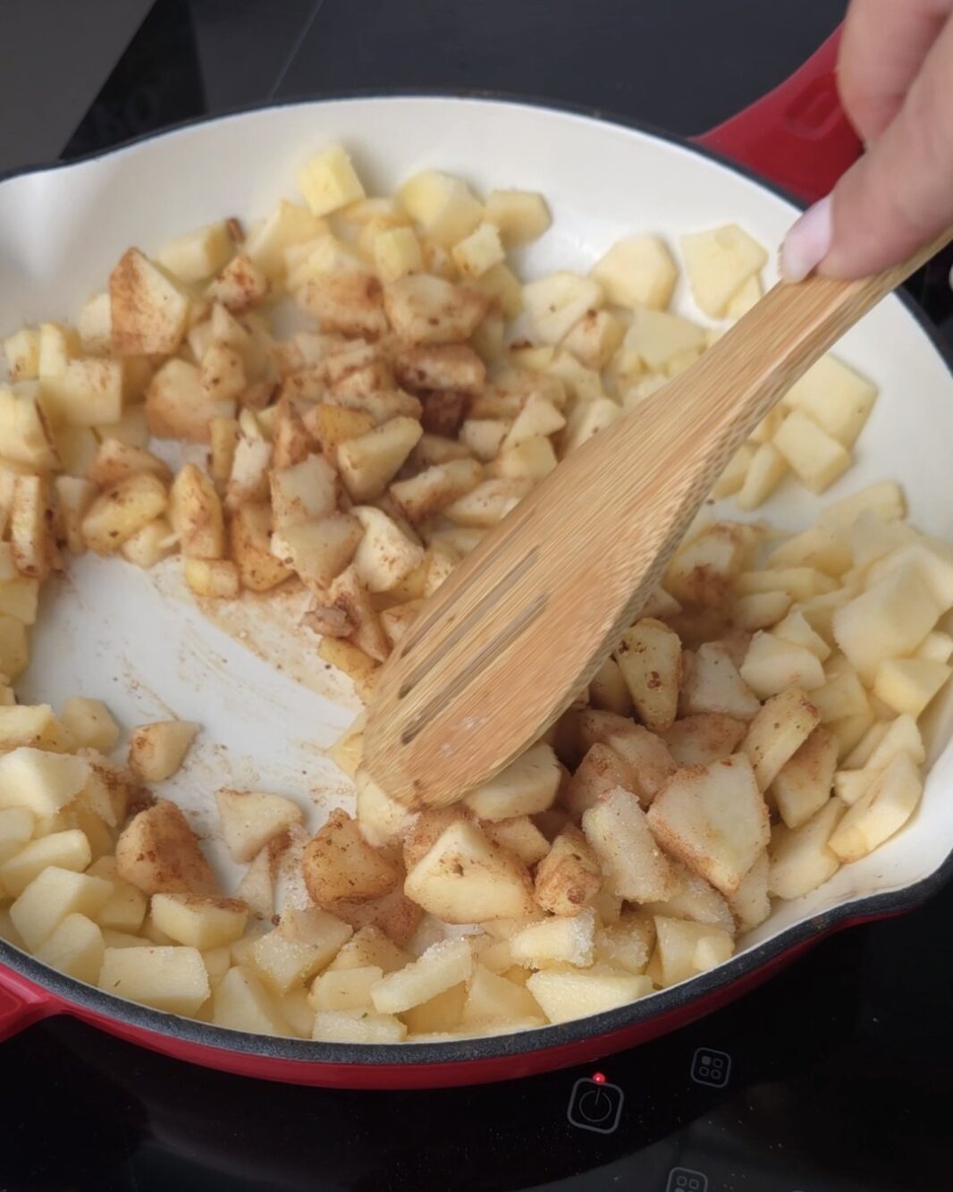 aggiungete lo zucchero e la cannella