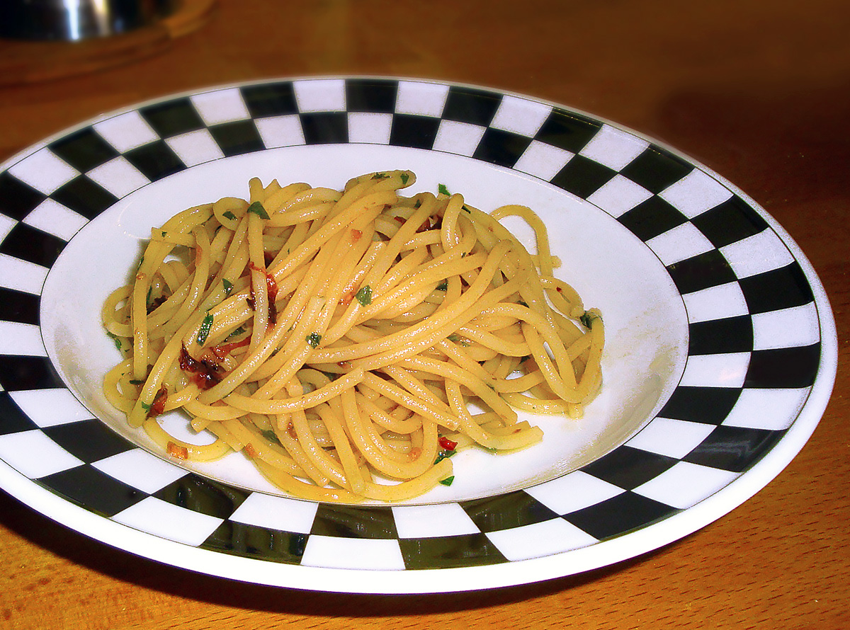 Spaghetti aglio olio peperoncino e fiori di zucca