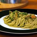 Spaghetti in crema di asparagi con cozze e vongole
