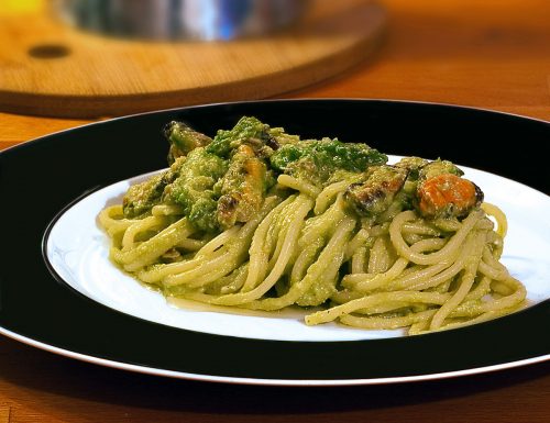 Spaghetti in crema di asparagi con cozze e vongole