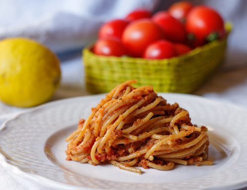 Spaghetti integrali con bottarga, pomodorini e pangrattato alle alici