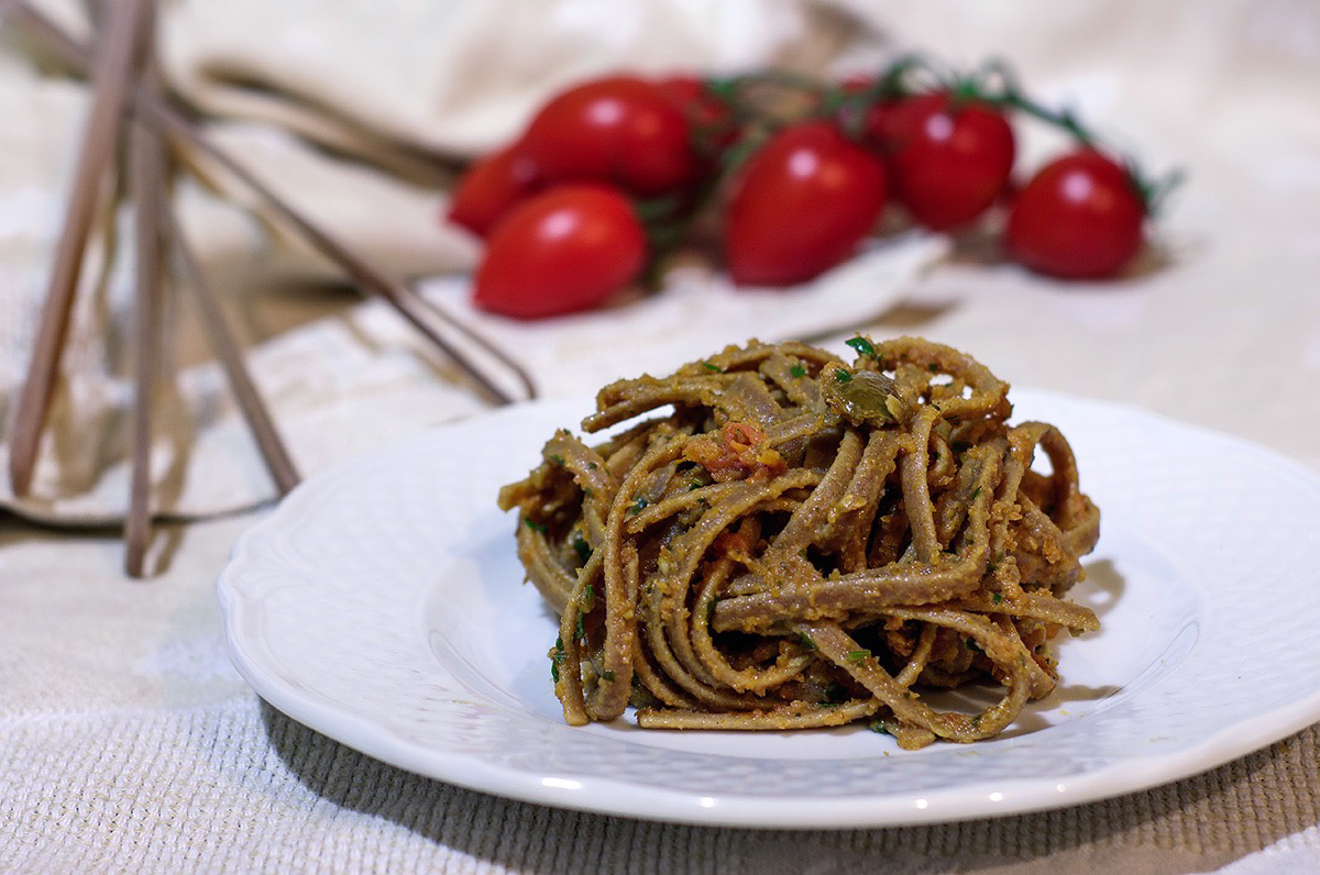 Stroncatura con alici, pomodorini e olive