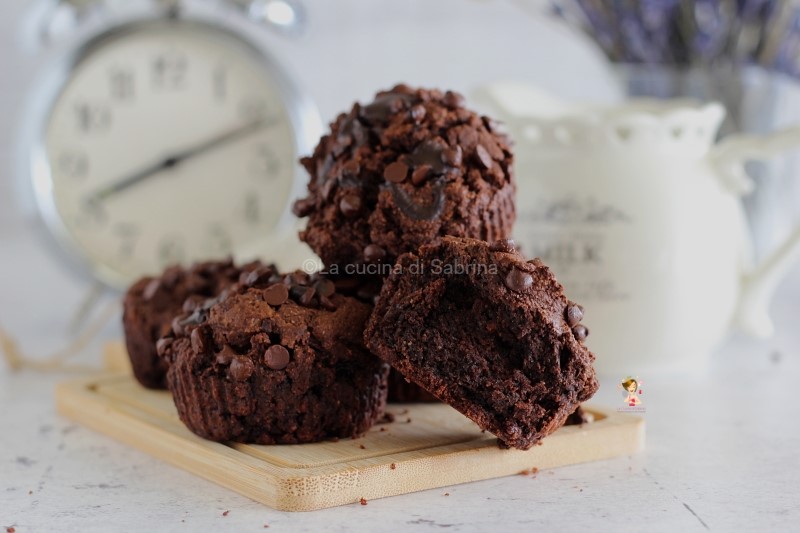 I muffin vegani al cioccolato fanno parte di quelle ricette che tutti possono mangiare, sia chi segue una dieta vegana o vegetariana e sia chi cerca di condurre uno stile di vita sano, partendo dall'alimentazione