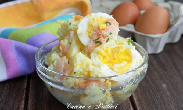 Insalata di patate allo yogurt con salmone  uova