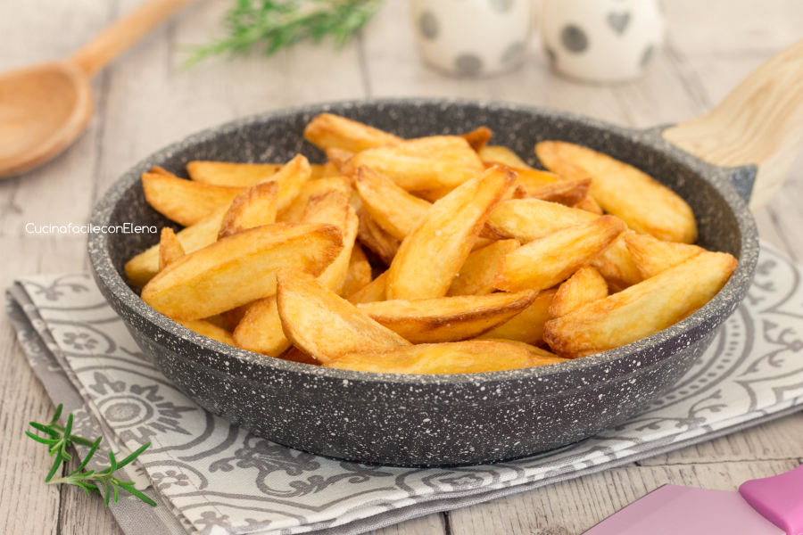 Patate fritte perfette in padella croccanti fuori e morbide dentro