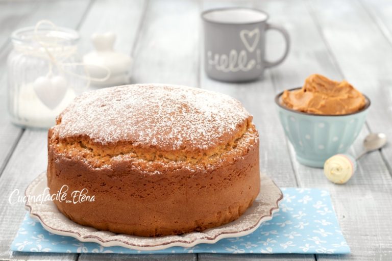 TORTA AL BURRO DI ARACHIDI sofficissima con una forchetta