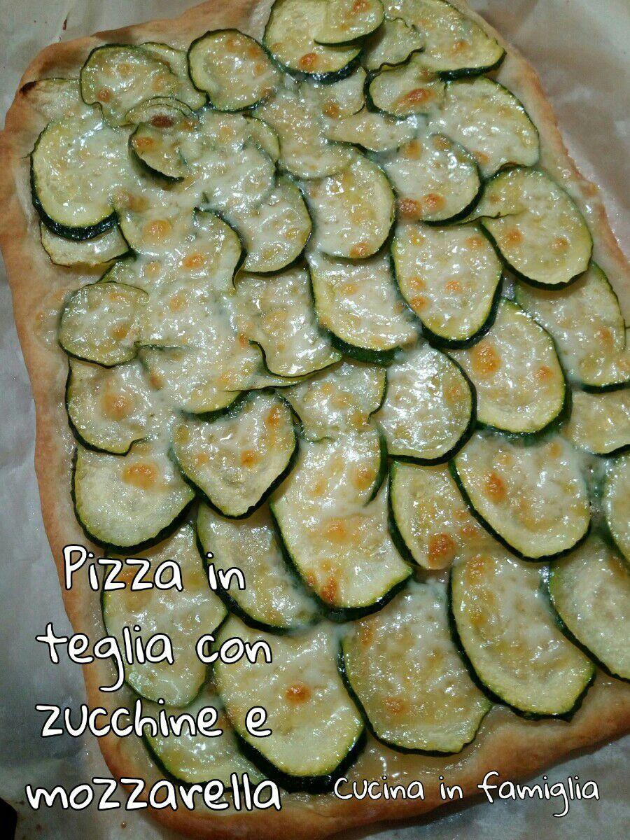 Pizza in teglia con zucchine e mozzarella - Cucina in famiglia