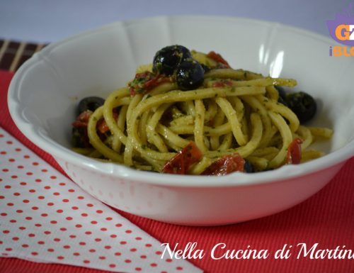 Pasta al pesto con pomodorini e olive