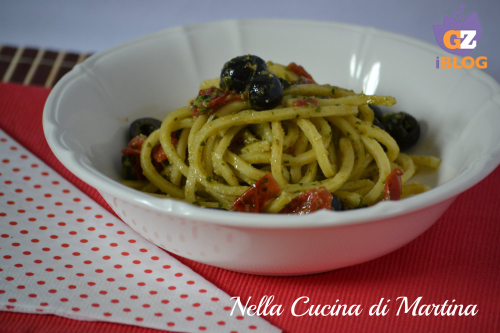 Pasta al pesto con olive e pomodorini ricetta nella cucina di martina