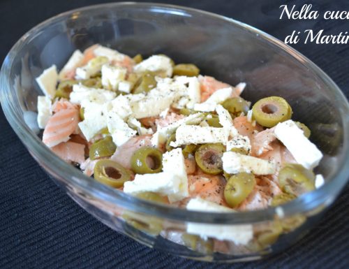 Antipasto di salmone, insalata con feta e olive