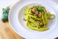 Pasta con pesto di basilico e nocciole e vongole: ricetta estiva profumata e veloce