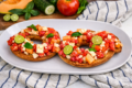Frisella croccante estiva con melone, pomodori e feta