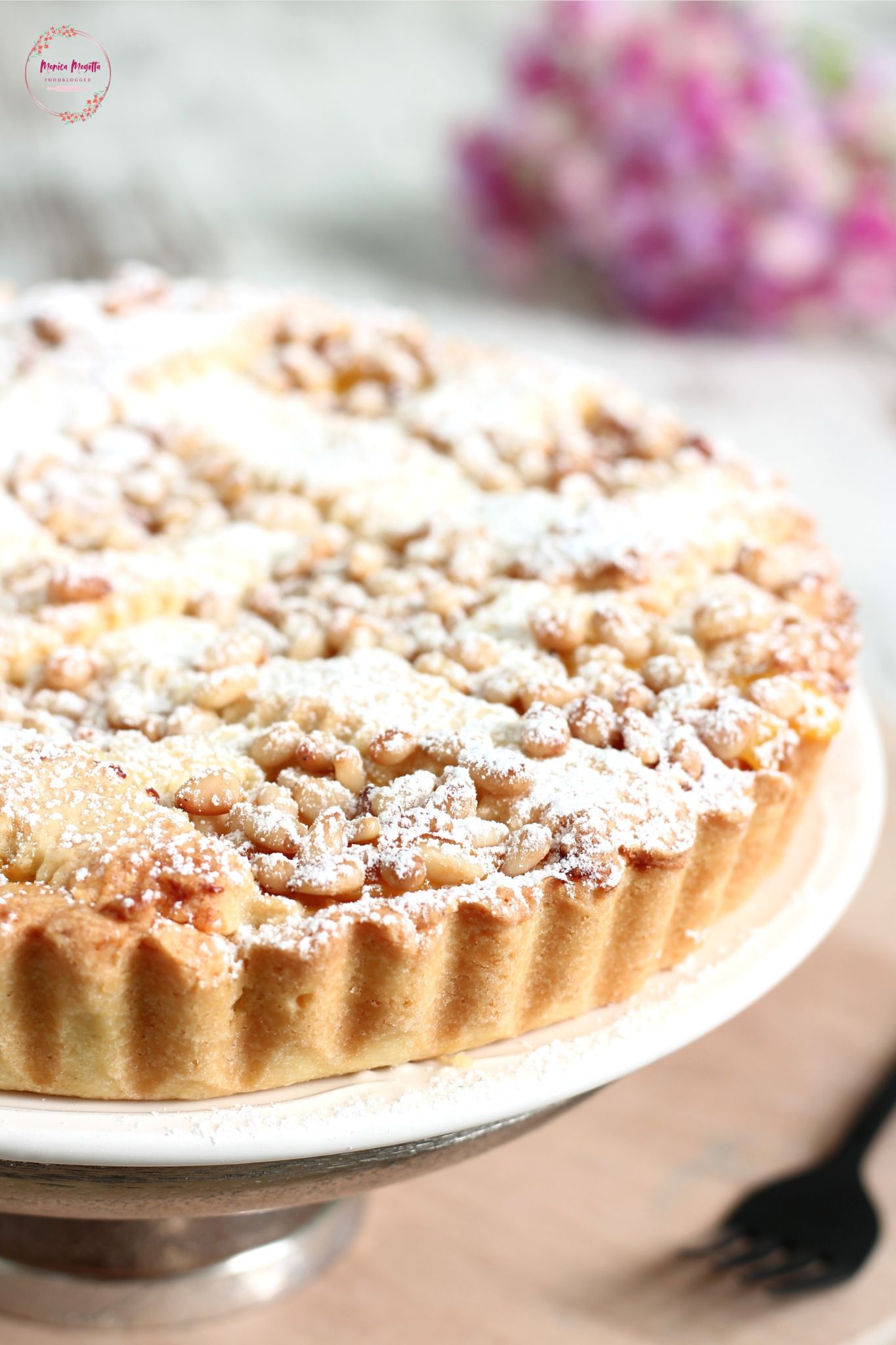 Torta della nonna classica con crema pasticcera e pinoli