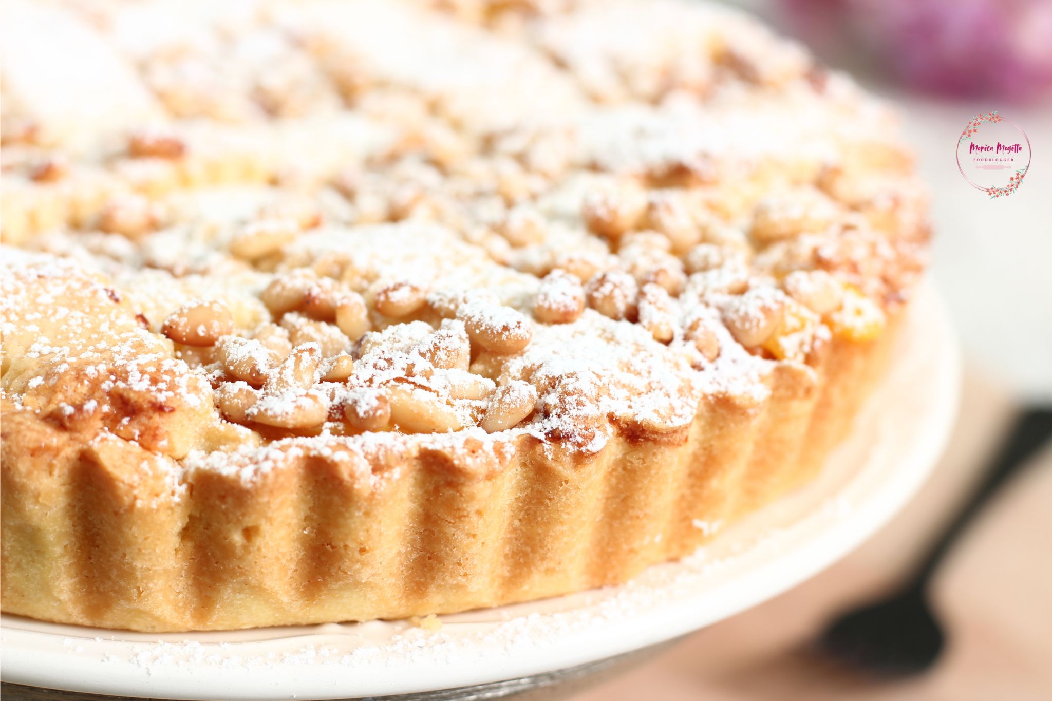 Torta della nonna classica con crema pasticcera e pinoli