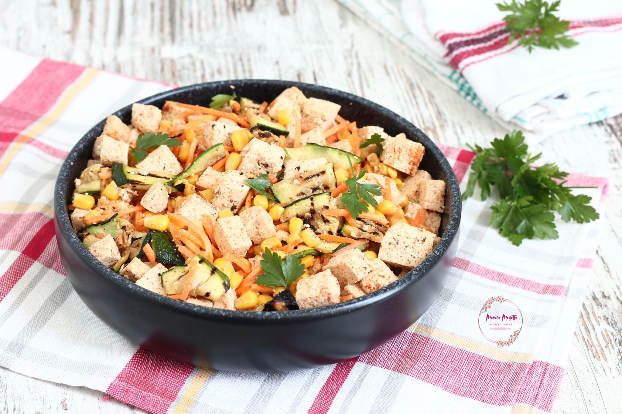 Insalata vegana con tofu senza olio