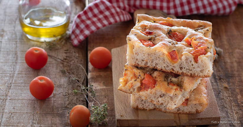 Focaccia ai cereali nella macchina del pane con cottura nel