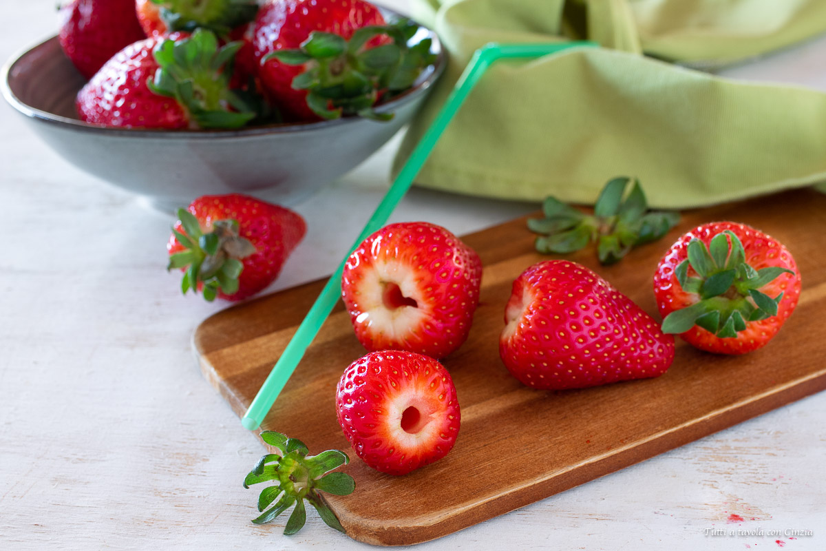 Come pulire le fragole dal picciolo