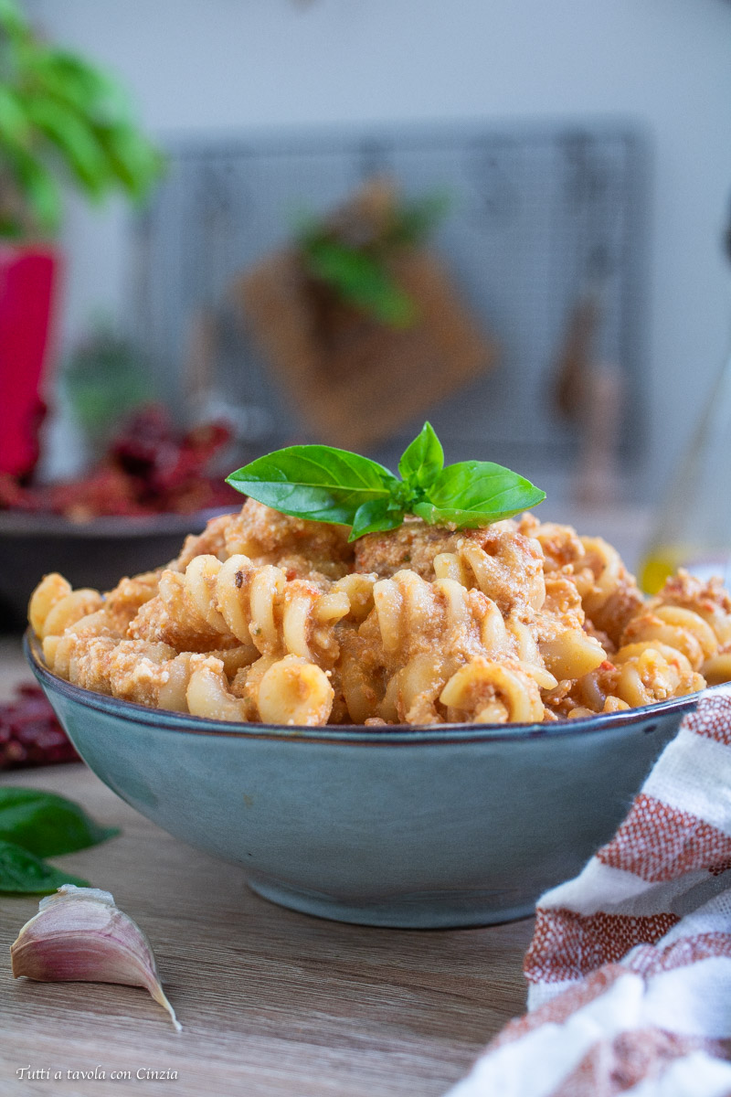 PASTA AL PESTO DI POMODORI SECCHI con ricotta ricetta facile