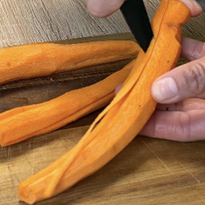 Pela le carote e con l'aiuto di un coltello fai delle incisioni per tutte la lunghezza in modo da ottenere delle scanalature