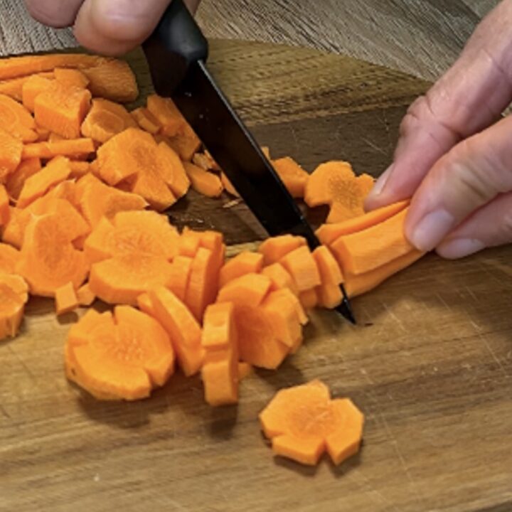 Taglia le carote così decorate a rondelle della stessa grandezza.