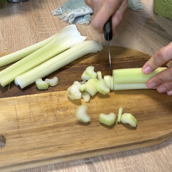 Libera il sedano dalle foglie e prendi il gambo più tenero, taglialo a pezzetti omogenei.
