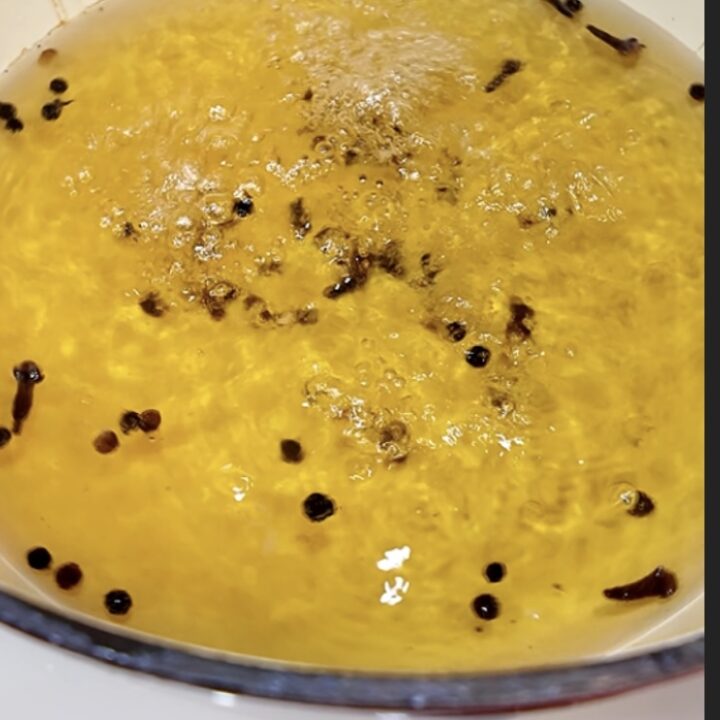 Versa in una pentola aceto, vino, sale, zucchero, spezie e porta al bollore. Togli poi tutte le spezie.