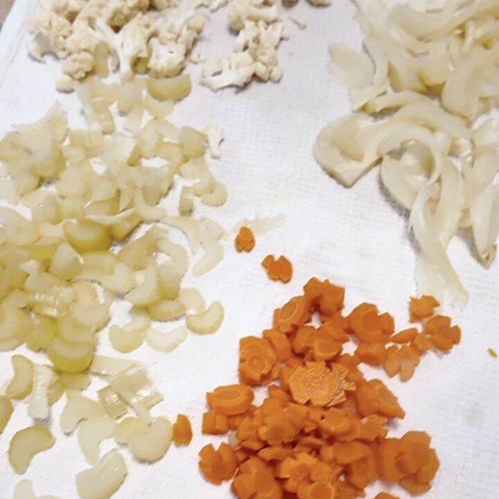  Scola e lascia asciugare e raffreddare le verdure su di un canovaccio pulito.