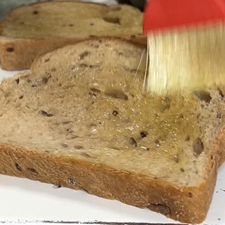 Spennella con olio evo due fette di pane, io ho usato del pane in cassetta ai cereali che è davvero gustoso e perfetto per questa ricetta.
