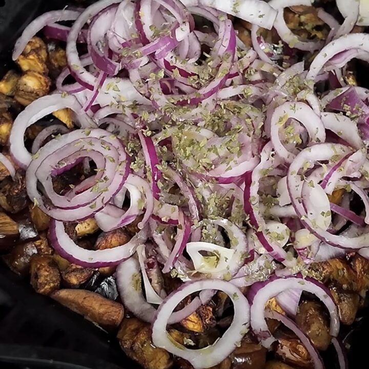Condisci con un'altro filo d'olio evo, origano e mescola.  