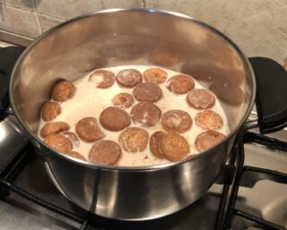 latte in ebolizzione con amaretti e cioccolato