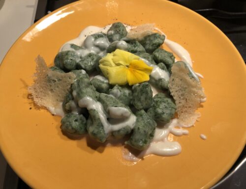 Gnocchi verdi all’ortica con crema di parmigiano e cialda croccante