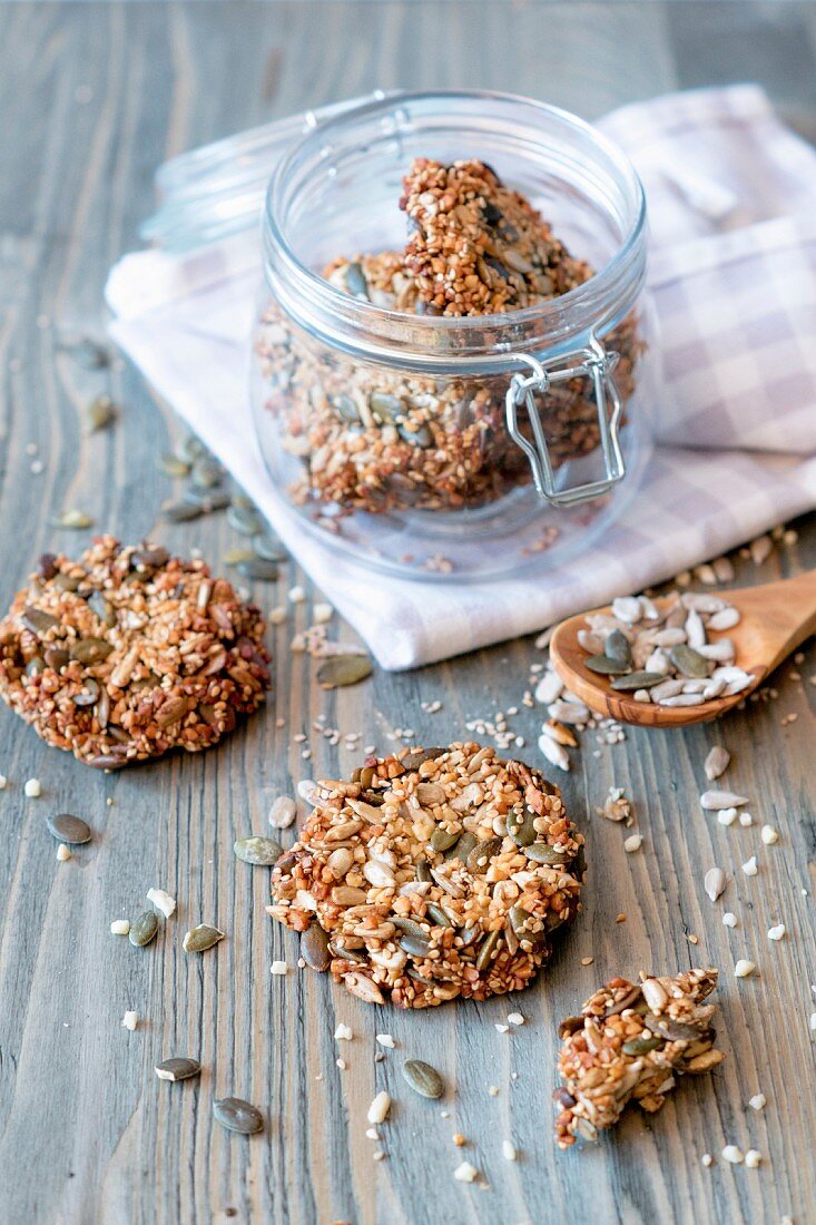 BISCOTTI SALATI AI SEMI CON FARINA DI MANDORLE senza lattosio uova frumento glutine lievito sale