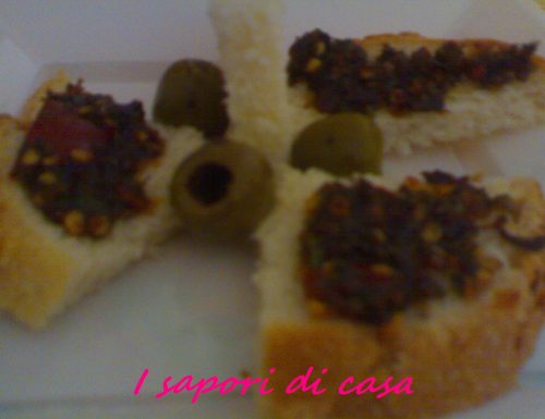 Pesto con peperoni olive e origano – ricetta vegetariana