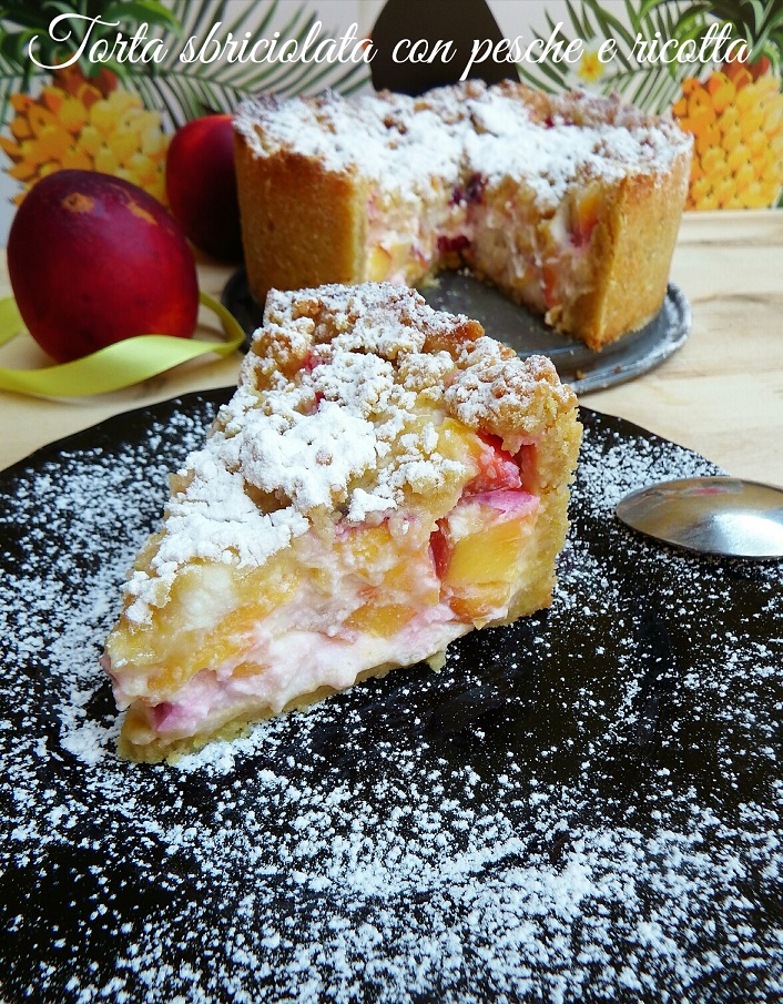 Torta sbriciolata con pesche e ricotta