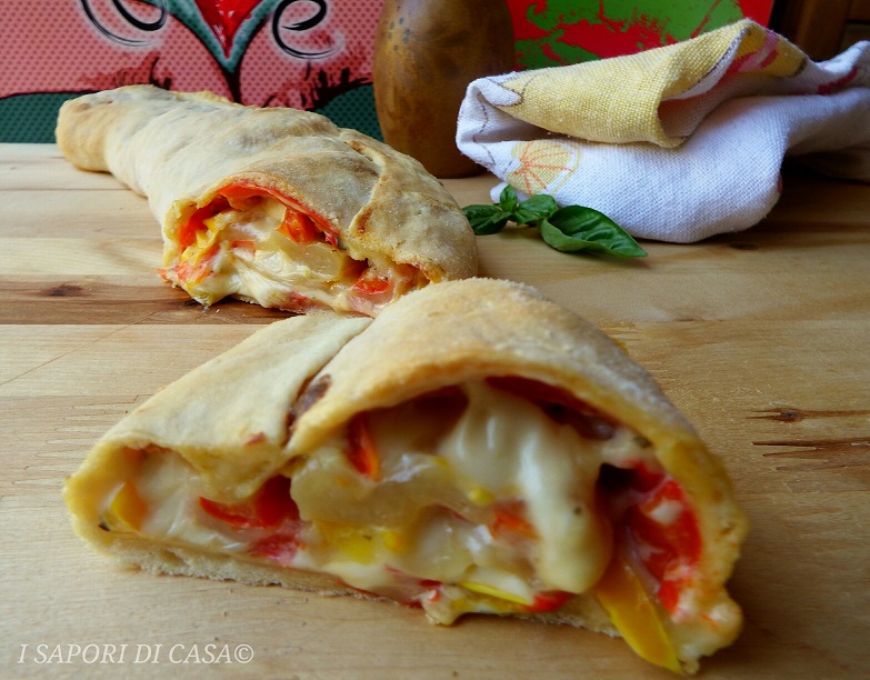 Rotolo filante con peperoni e prosciutto
