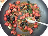 Filetti di merluzzo con pomodorini capperi e olive