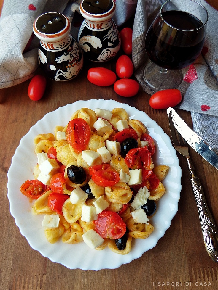 Orecchiette con pomodorini olive e mozzarella