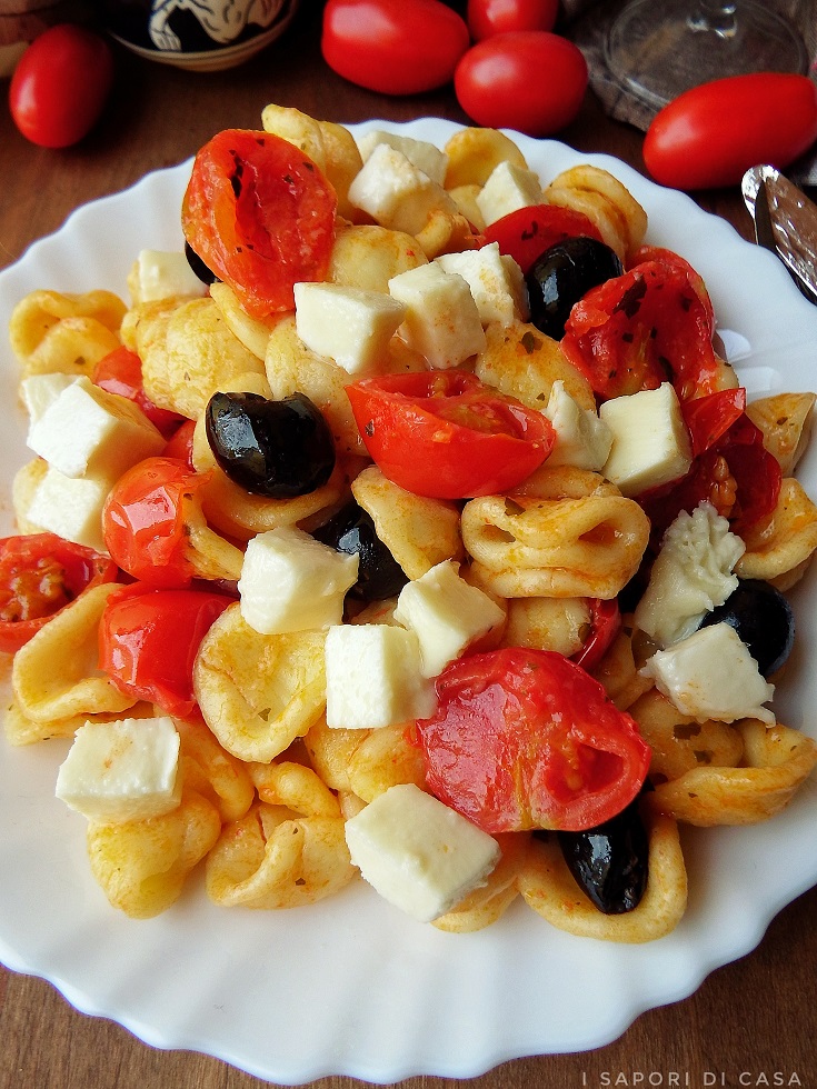 Orecchiette con pomodorini olive e mozzarella