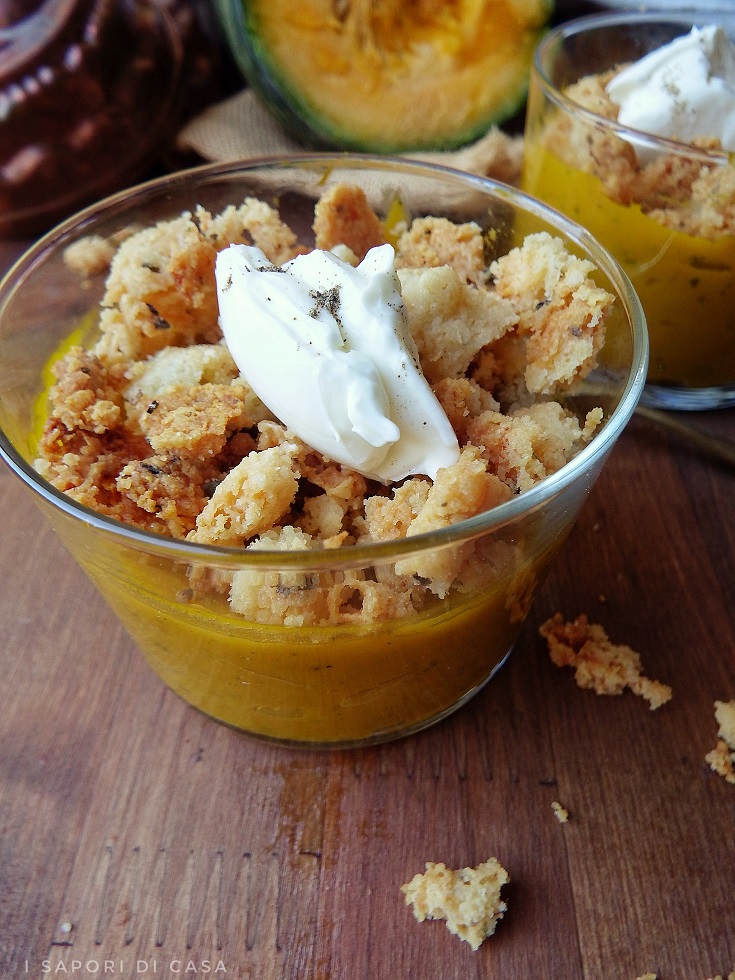 Mousse di zucca con crumble al parmigiano