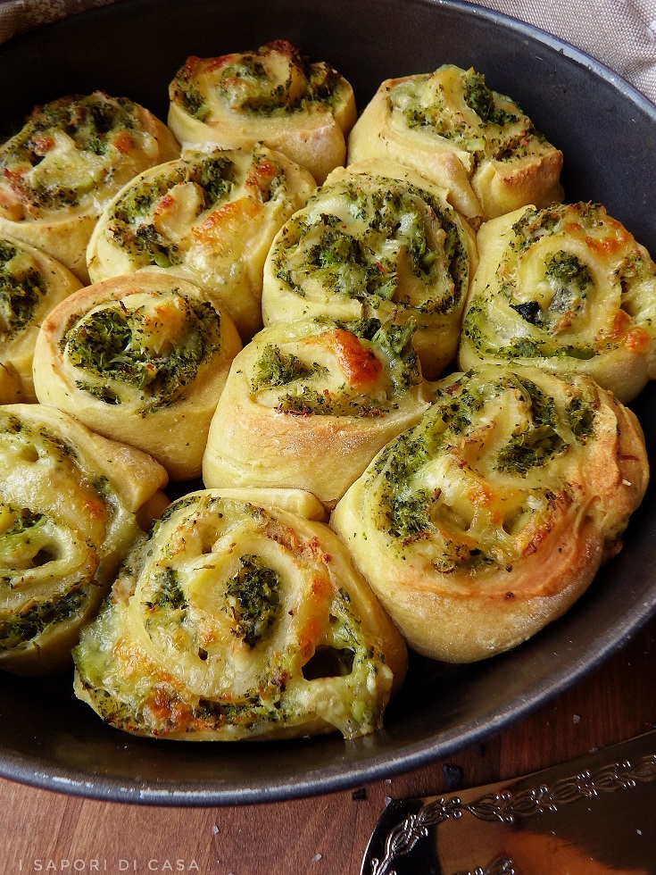 Torta delle rose salata con broccoli e ricotta